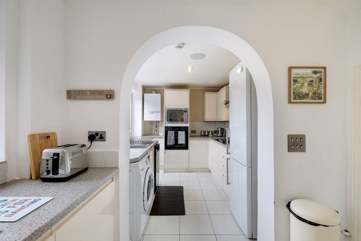 Elegant 5BR Home w/ EV Charger, Garden & Parking6