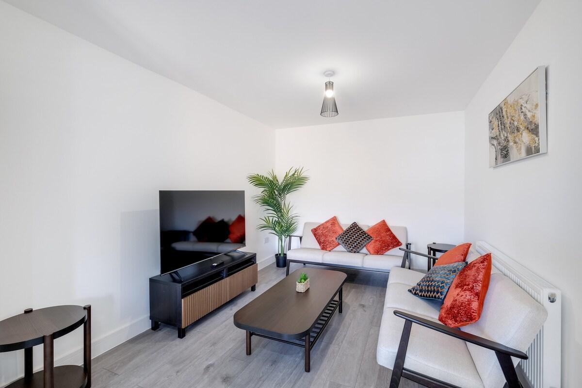 Chaucer Avenue 6 Bedroom + 3 Bathroom with Parking1