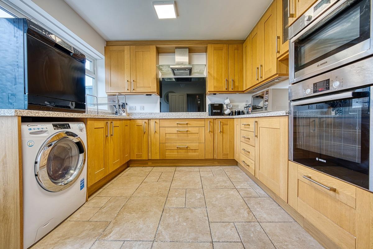 Modern 3-Bed House | Wednesbury | Garage Driveway6