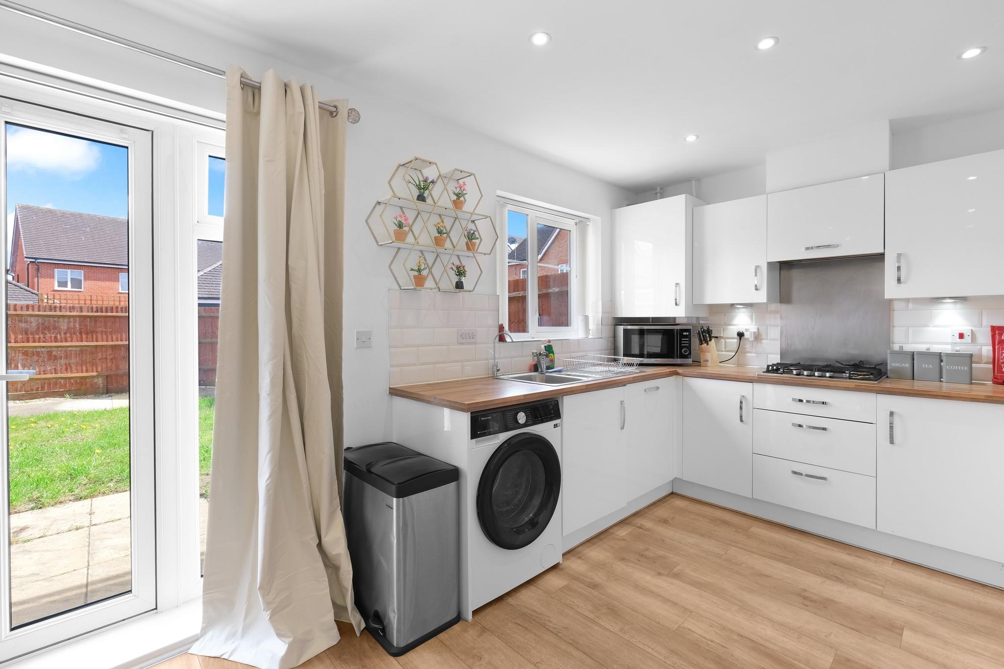 Stylish 3-Bdr Home with Garden & Parking in Slough