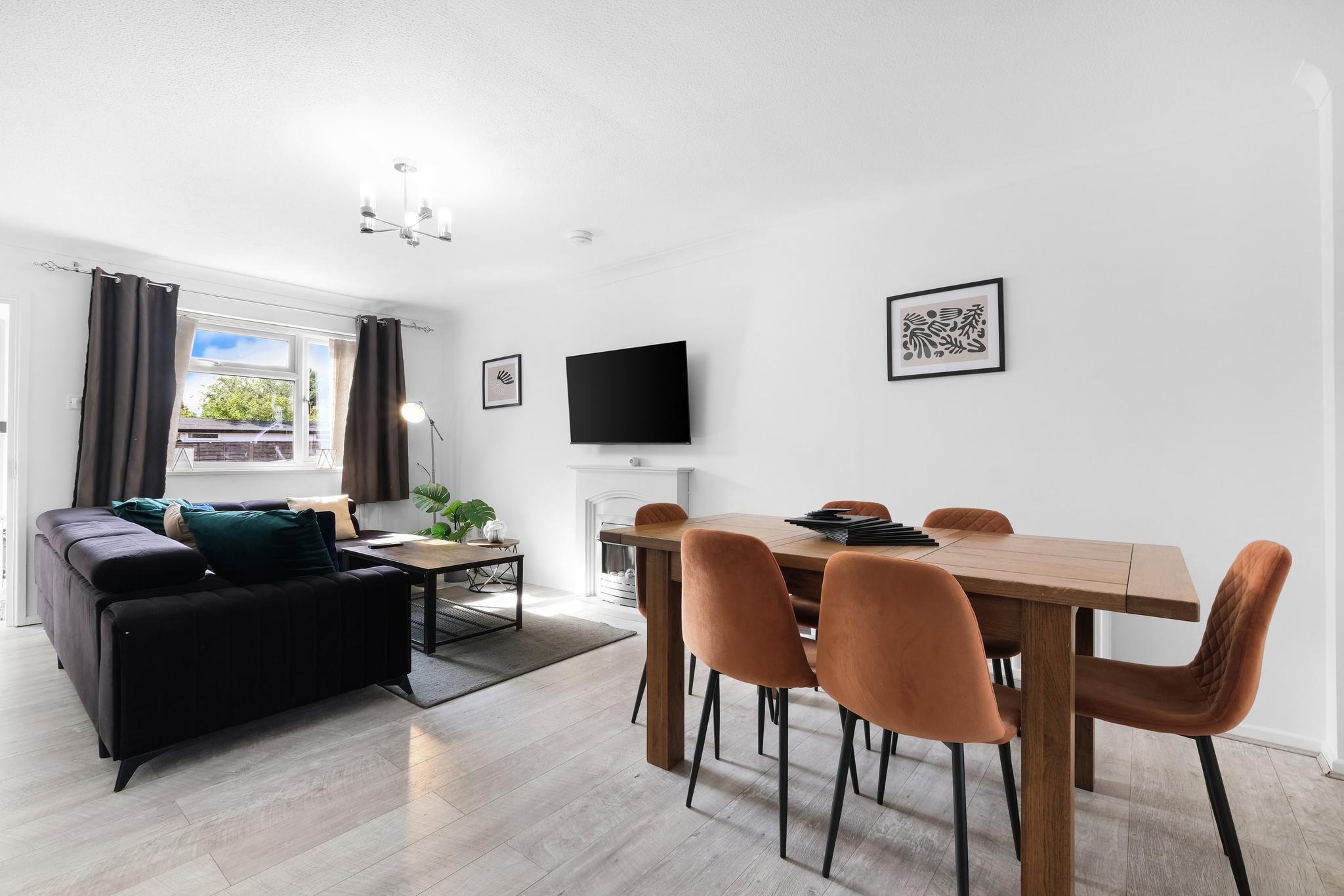 Spacious 8-Bedroom Detached House in Cheshunt